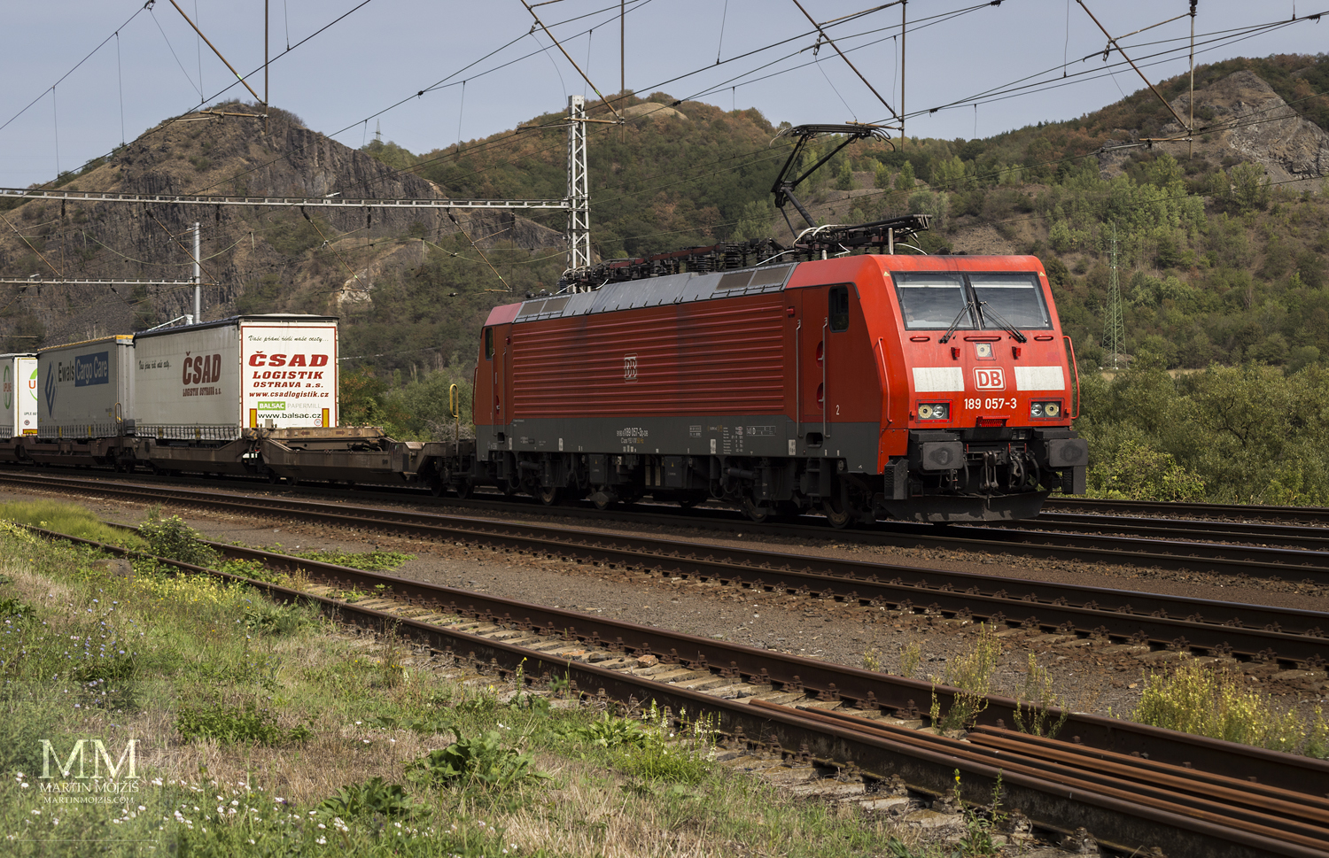 Červená elektrická lokomotiva 189 057-3 DB Deutsche Bahn.