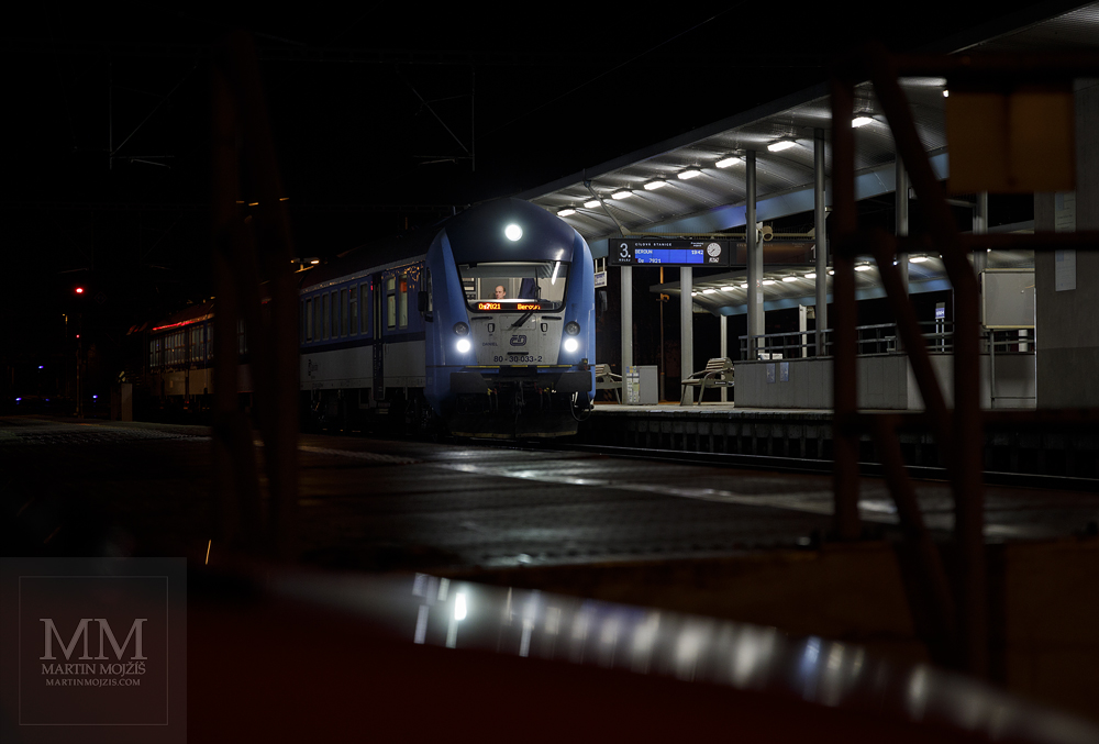 Vlak ve stanici v noci. Fotografie vytvořená fotoaparátem Canon EOS R.