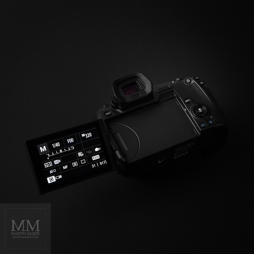 Zadní strana fotoaparátu Canon EOS R s odklopeným monitorem.