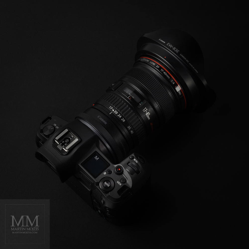 Canon EOS R s adaptérem a objektivem EF 17 - 40 mm F 4 L.