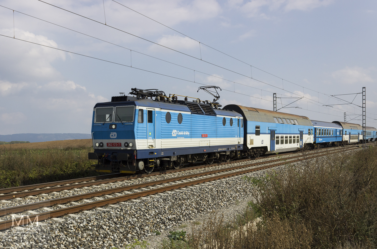 Fotografie osobního vlaku v čele s lokomotivou řady 362.