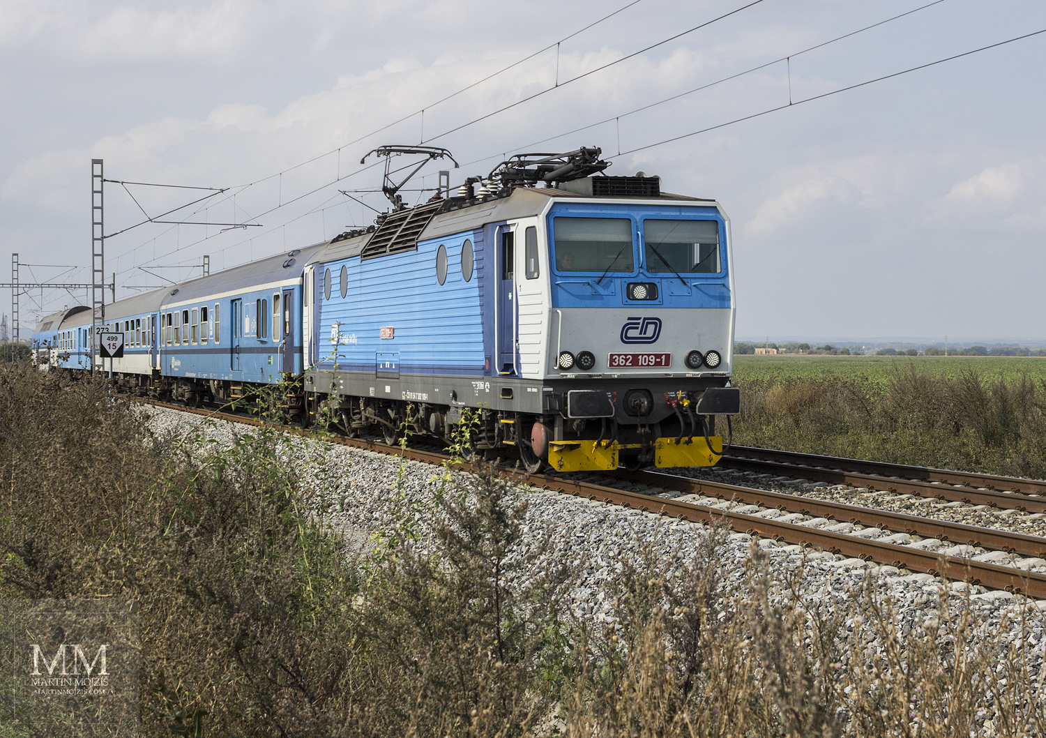 Fotografie osobního vlaku v čele s lokomotivou řady 362.