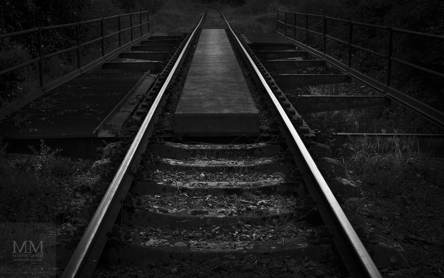 Velkoformátová umělecká fotografie železničního mostu. Martin Mojžíš.