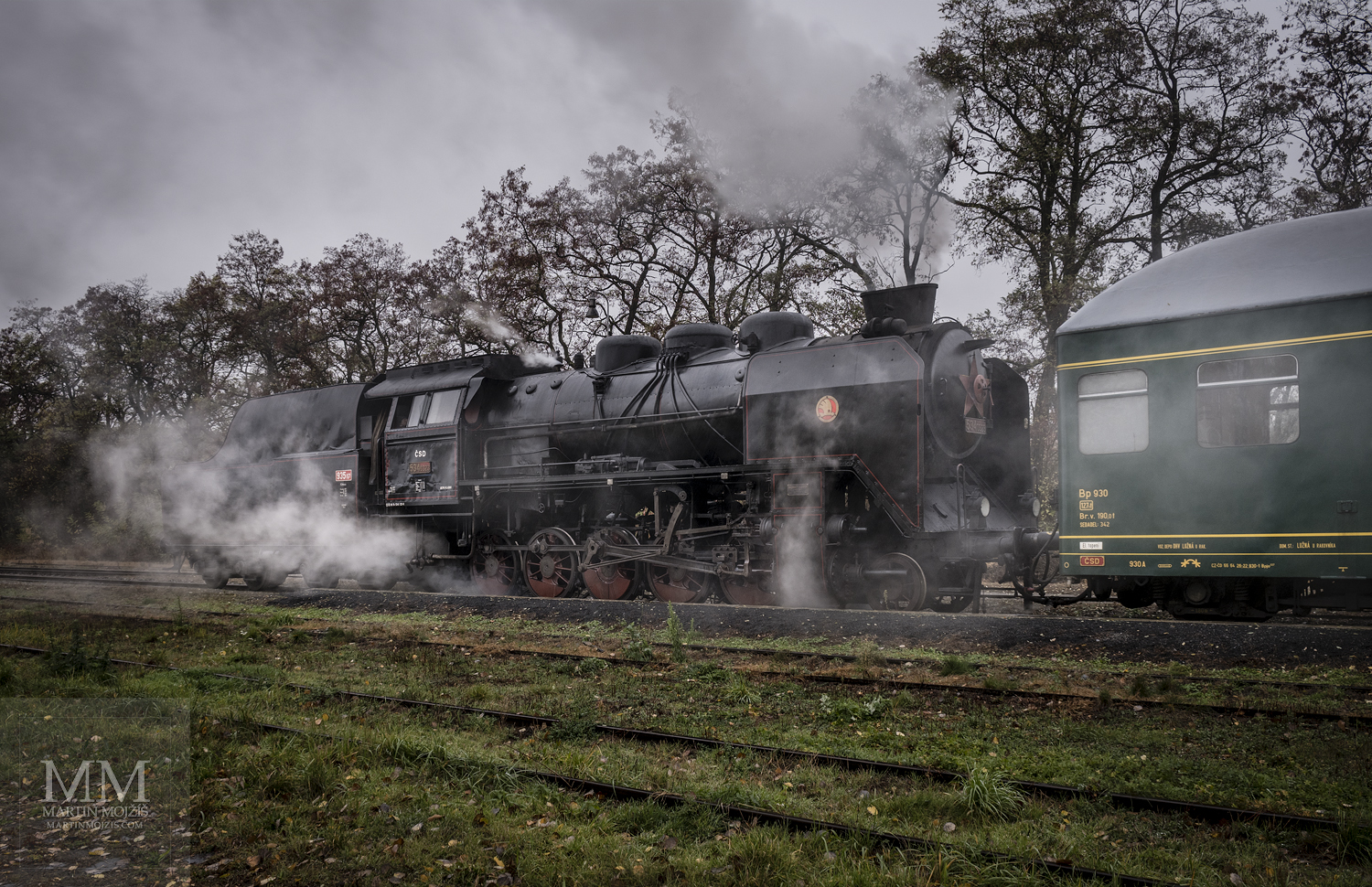 Velkoformátová umělecká fotografie parní lokomotivy na konci osobního vlaku. Martin Mojžíš.