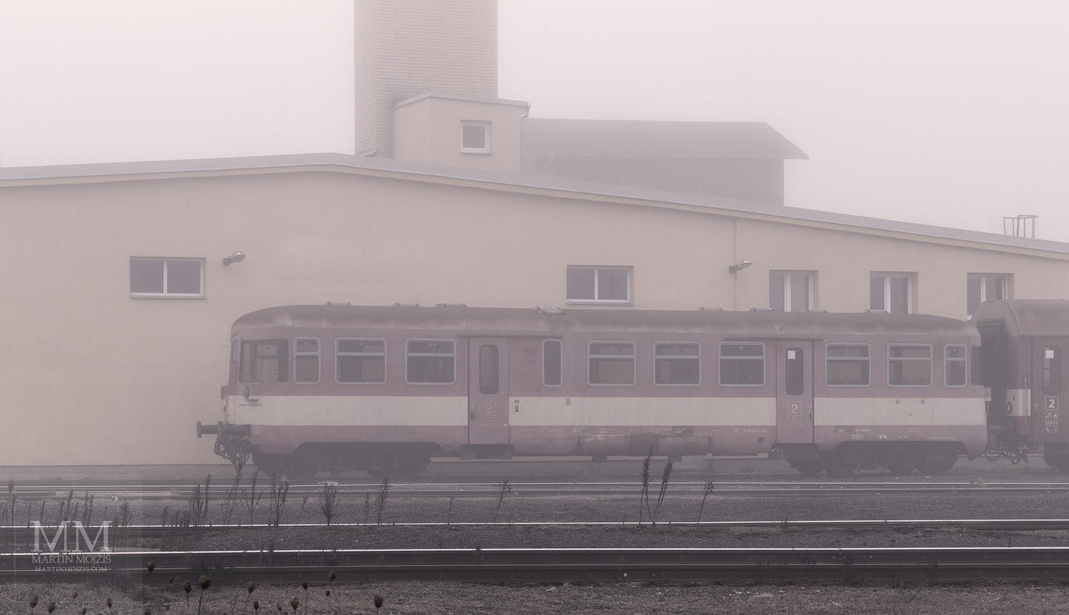 Velkoformátová umělecká fotografie železnice v mlze. Martin Mojžíš.