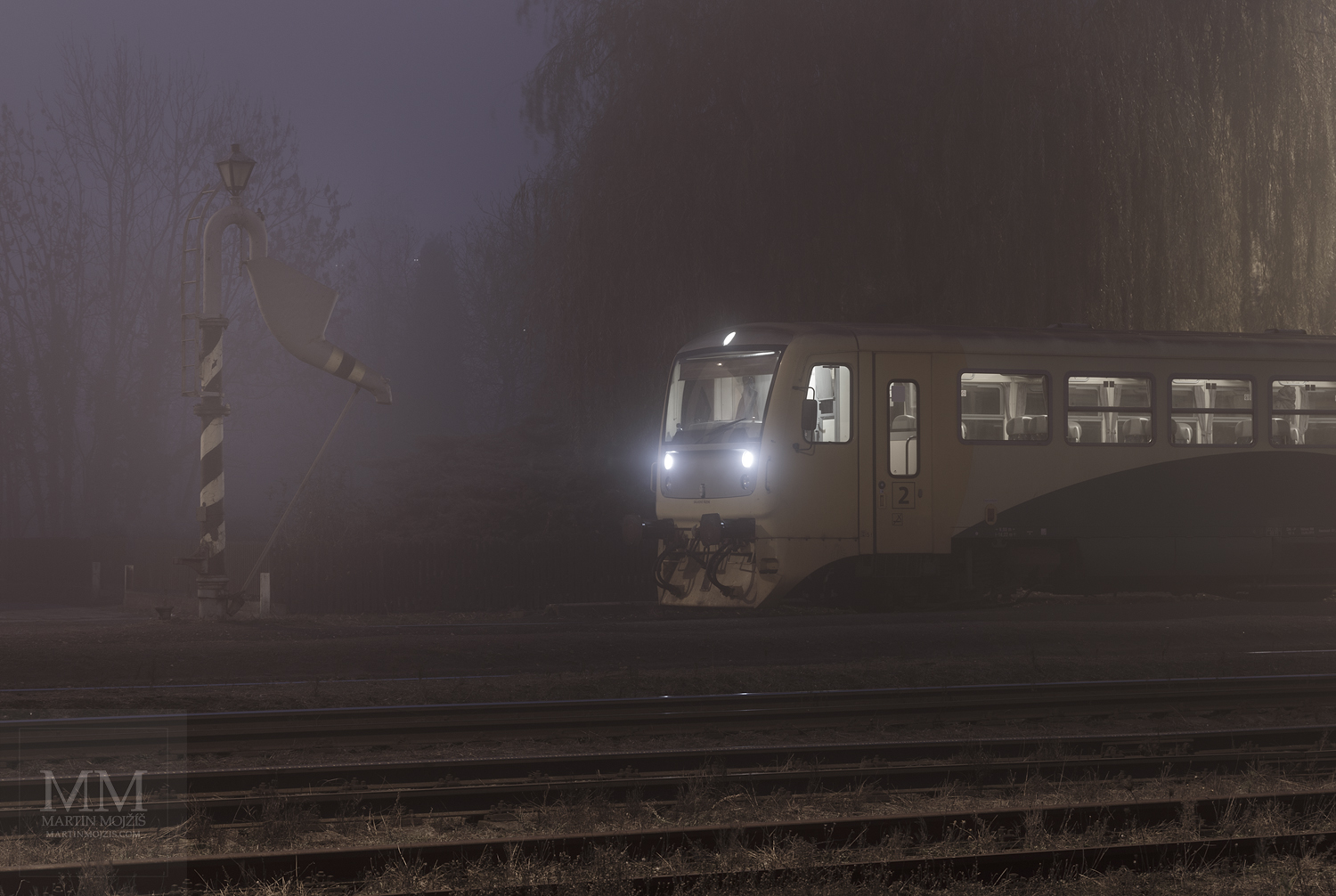 Velkoformátová umělecká fotografie vlaku v mlze. Martin Mojžíš.