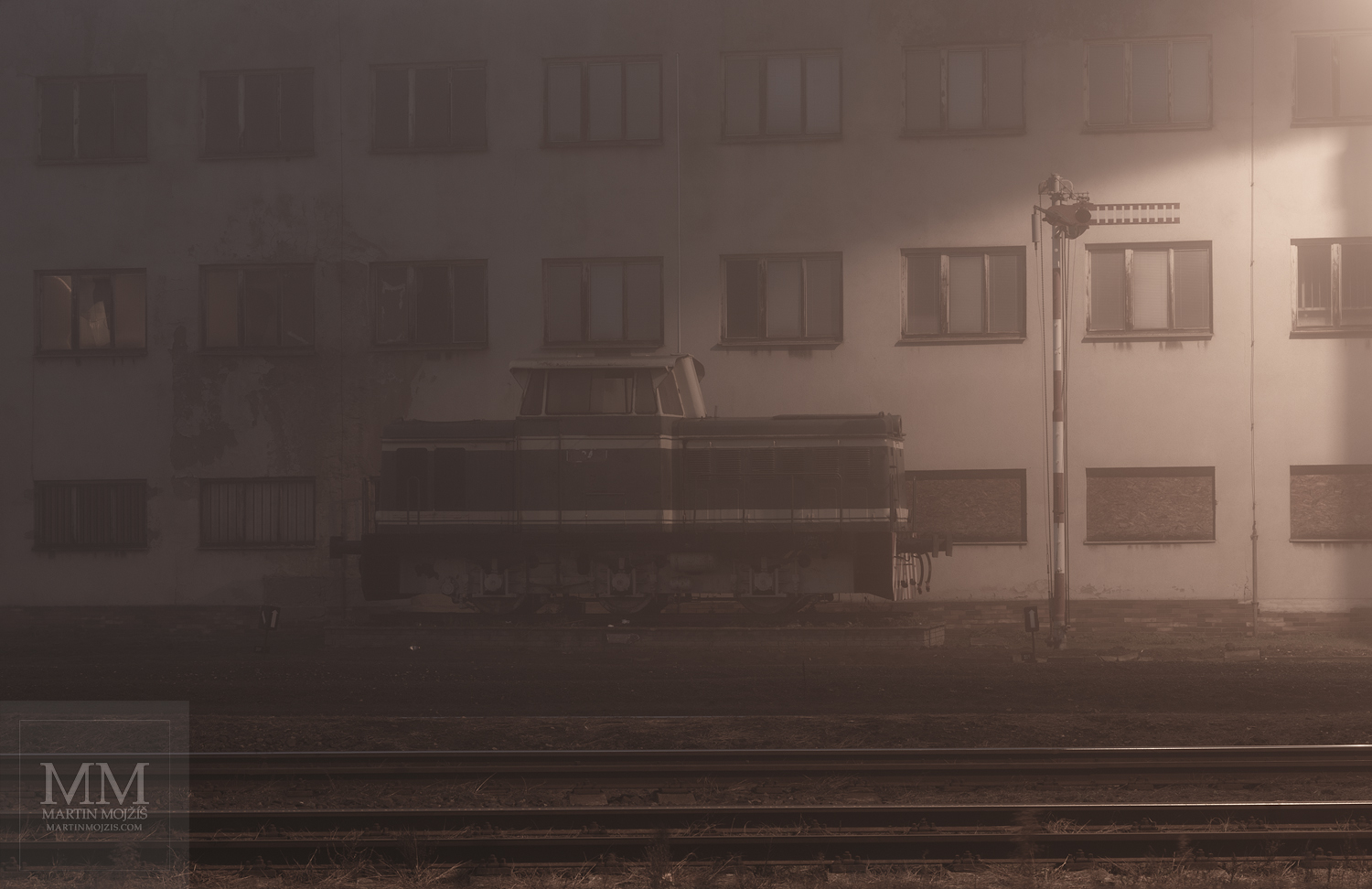 Velkoformátová umělecká fotografie lokomotivy na nádraží v mlze. Martin Mojžíš.