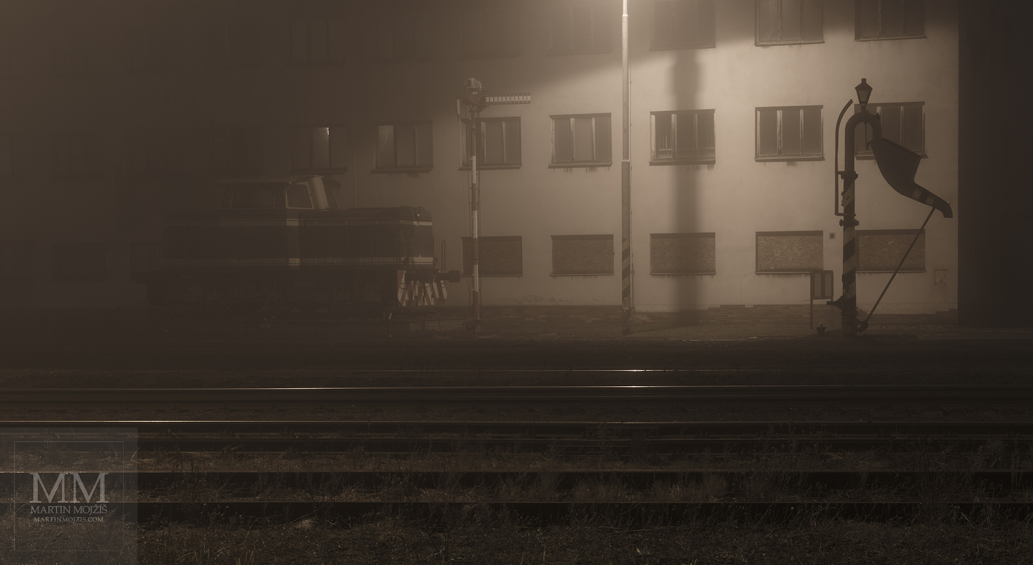 Velkoformátová umělecká fotografie lokomotivy na nádraží v mlze. Martin Mojžíš.