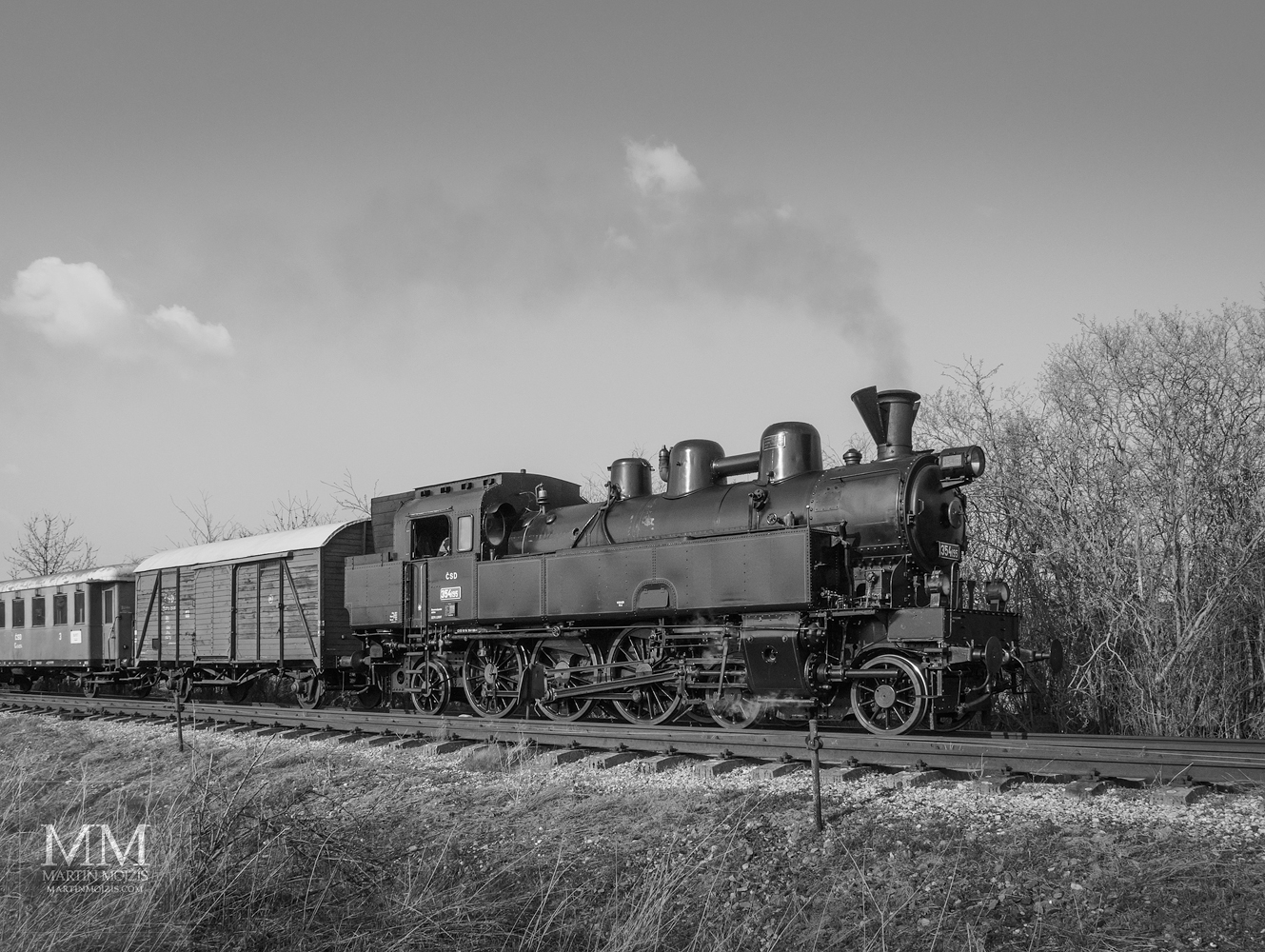 Fotografie parní lokomotivy 354 195 v čele osobního vlaku. Martin Mojžíš.