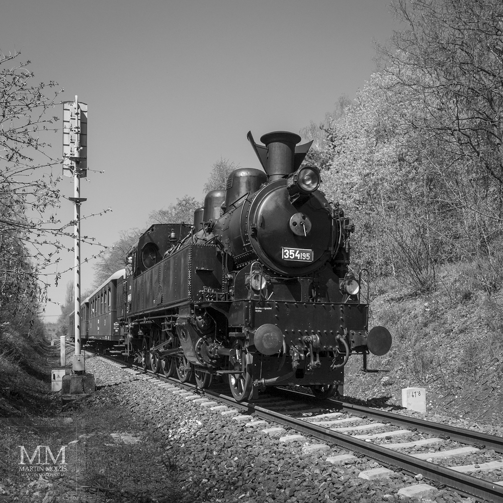 Černobílá fotografie parní lokomotivy 354 195. Martin Mojžíš.
