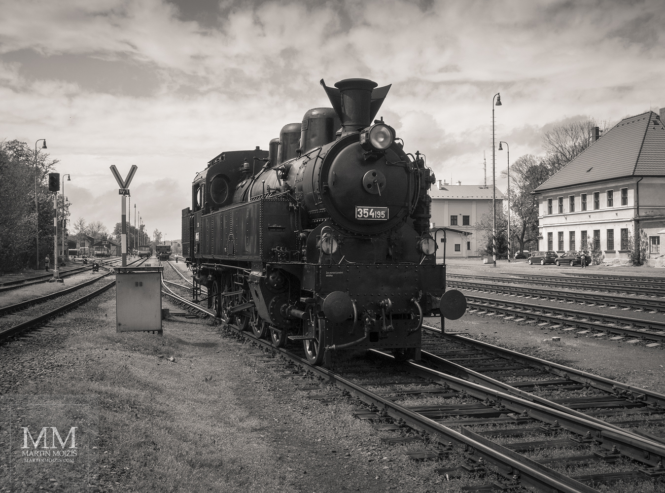 Umělecká černobílá tónovaná fotografie parní lokomotivy 354 195. Martin Mojžíš.