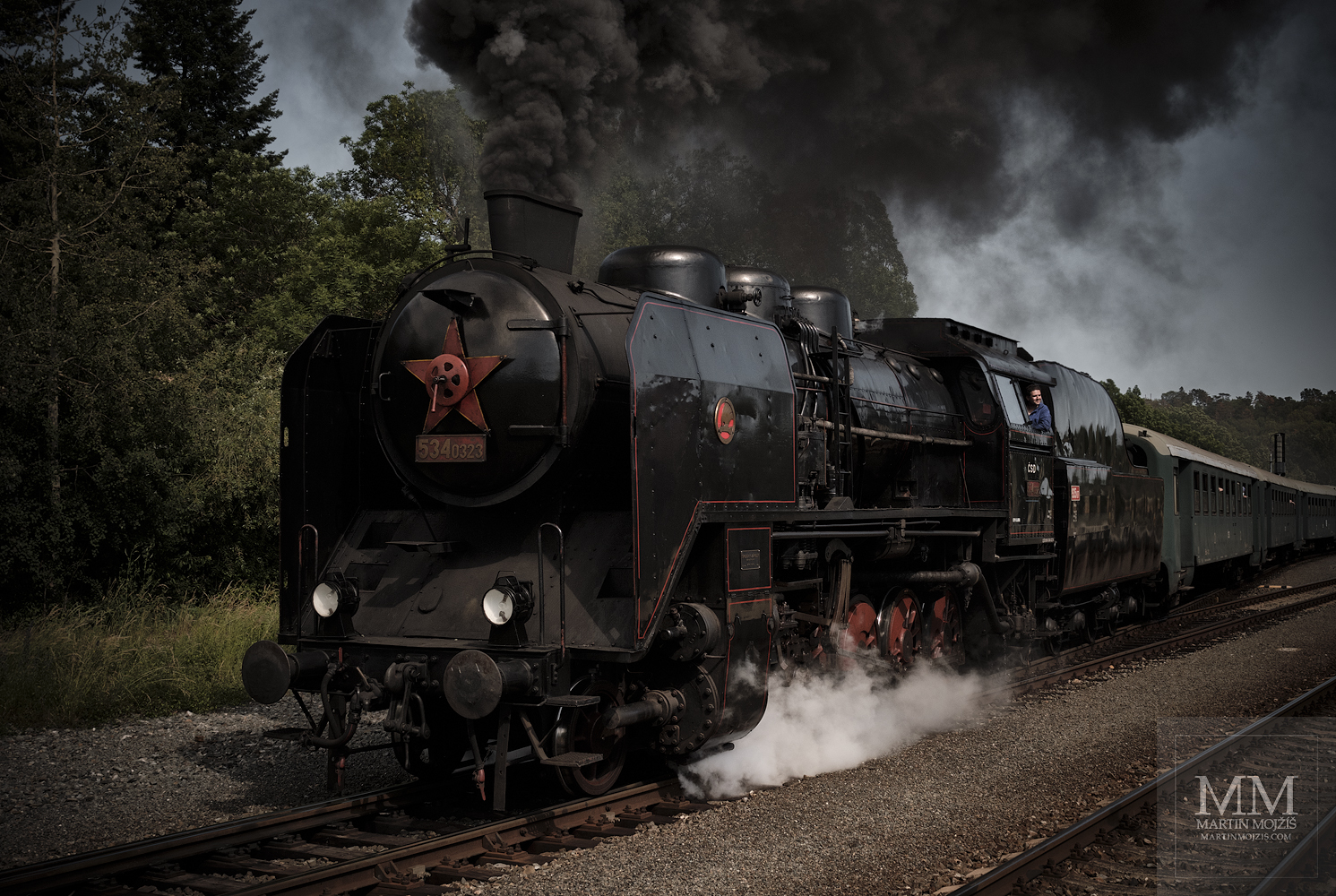Velkoformátová umělecká fotografie parní lokomotivy č. 534 0323 v čele osobního vlaku. Martin Mojžíš.