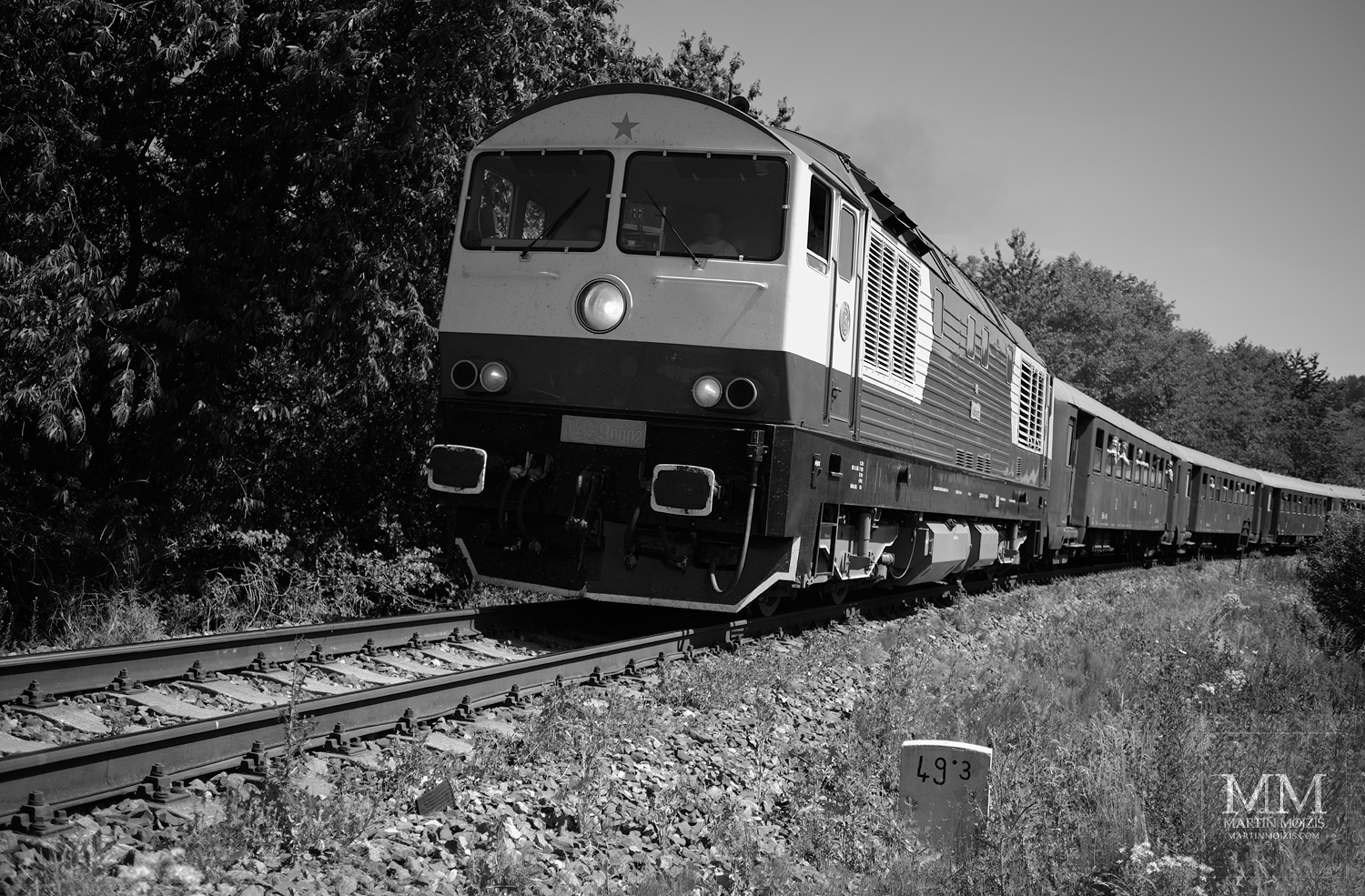 Velkoformátová umělecká černobílá fotografie dieselové lokomotivy řady 759 (T 499 0002) Kyklop v čele osobního vlaku. Martin Mojžíš.