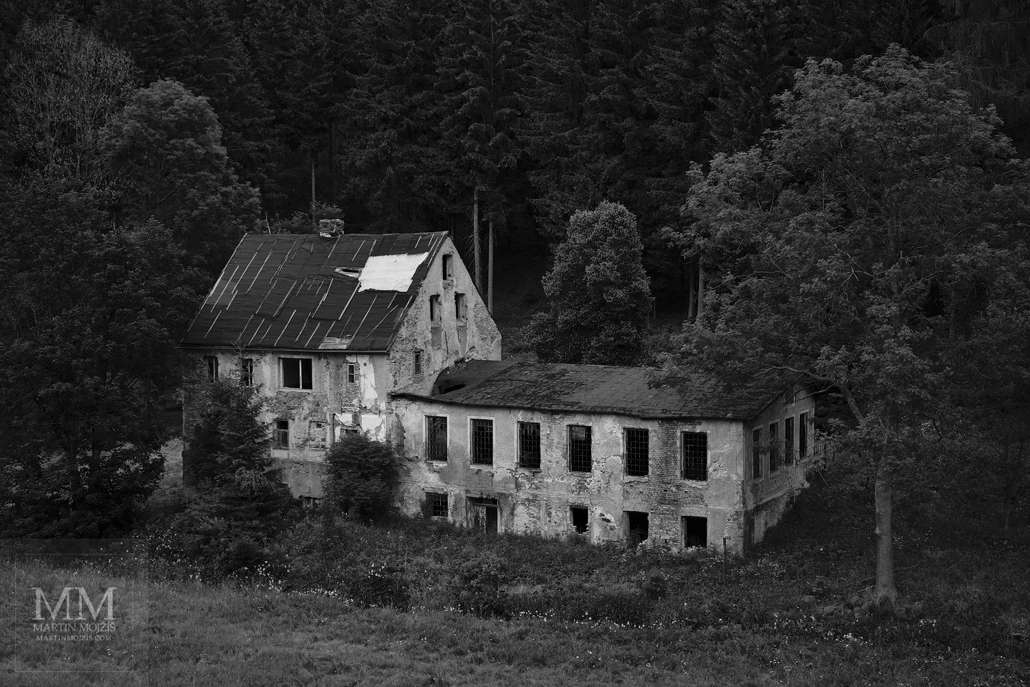 Velkoformátová umělecká černobílá fotografie domu v údolí. Martin Mojžíš.