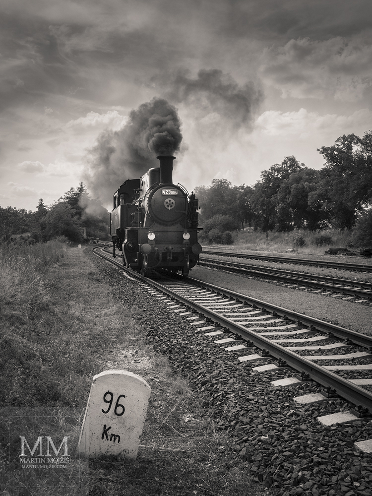 Umělecká černobílá tónovaná fotografie parní lokomotivy. Martin Mojžíš.
