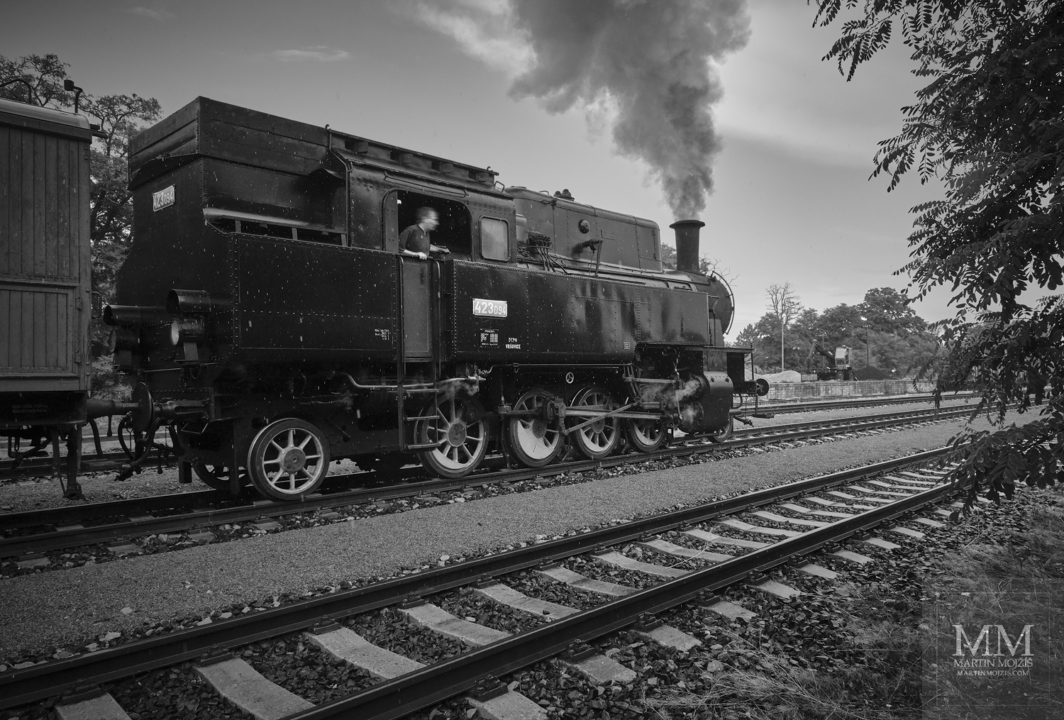Umělecká velkoformátová černobílá fotografie parní lokomotivy. Martin Mojžíš.