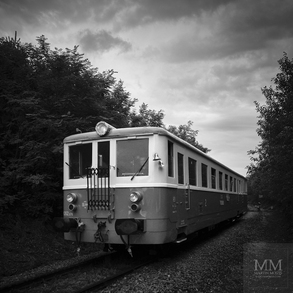 Umělecká černobílá fotografie motorového vlaku. Martin Mojžíš.
