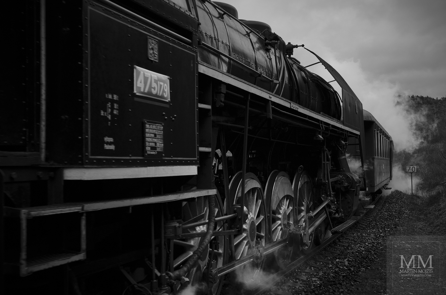 Velkoformátová černobílá fotografie parního vlaku. Martin Mojžíš.