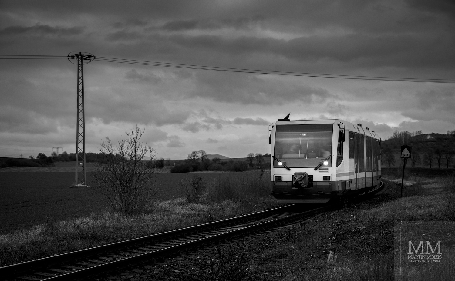 Velkoformátová černobílá fotografie motorového vlaku. Martin Mojžíš.