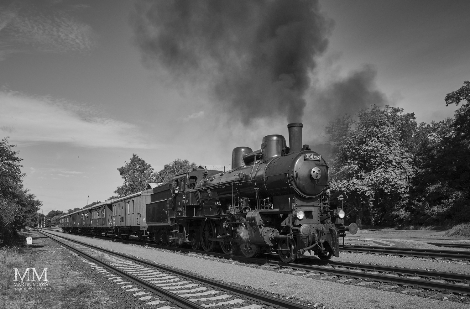 Parní vlak na kolejích. Umělecká fotografie s názvem K POTOKŮM. Fotograf Martin Mojžíš.