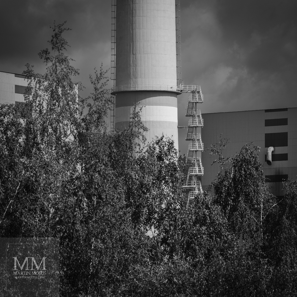 Schodiště u vysokého komínu elektrárny Prunéřov I, nyní již neexistující. Umělecká černobílá fotografie s názvem SCHODY MINULOSTI I. Fotograf Martin Mojžíš.