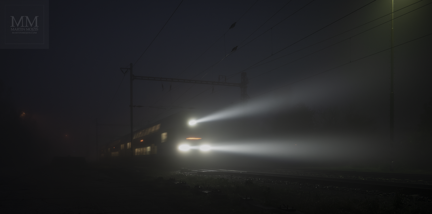 Osobní vlak v ranních mlhách. Umělecká fotografie s názvem RANNÍMI MLHAMI. Fotograf Martin Mojžíš.