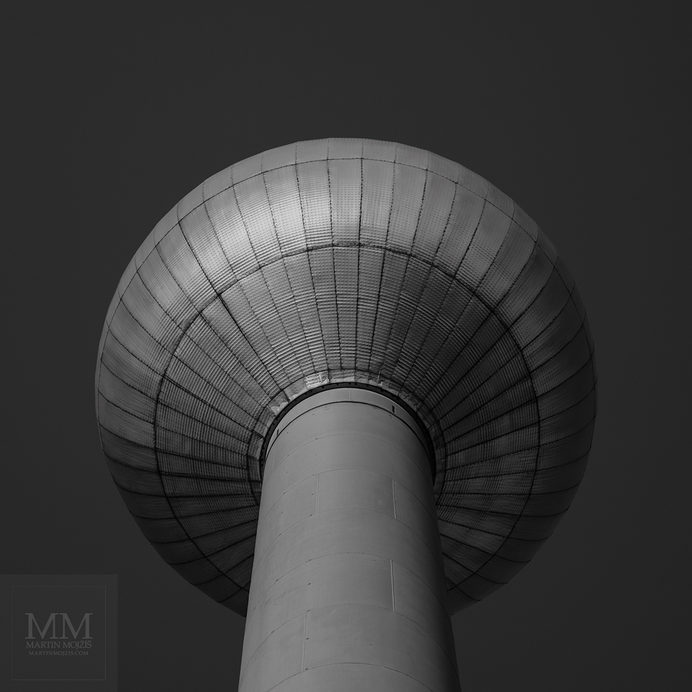 Věžový vodojem Aquaglobus. Umělecká černobílá velkoformátová fotografie s názvem POD VĚŽÍ. Fotograf Martin Mojžíš.