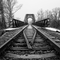 Ocelový železniční most.