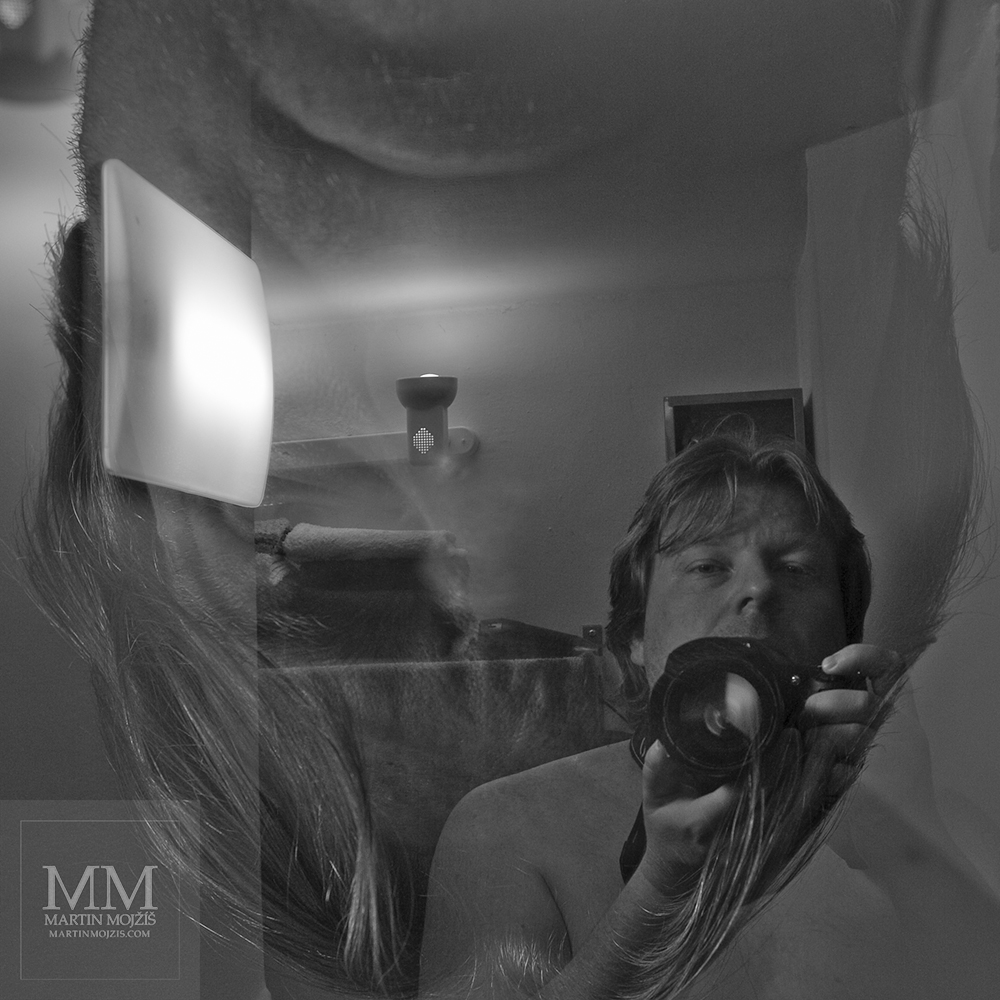 Autoportrét autora. Umělecká černobílá fotografie Martina Mojžíše s názvem AUTOPORTRÉT.
