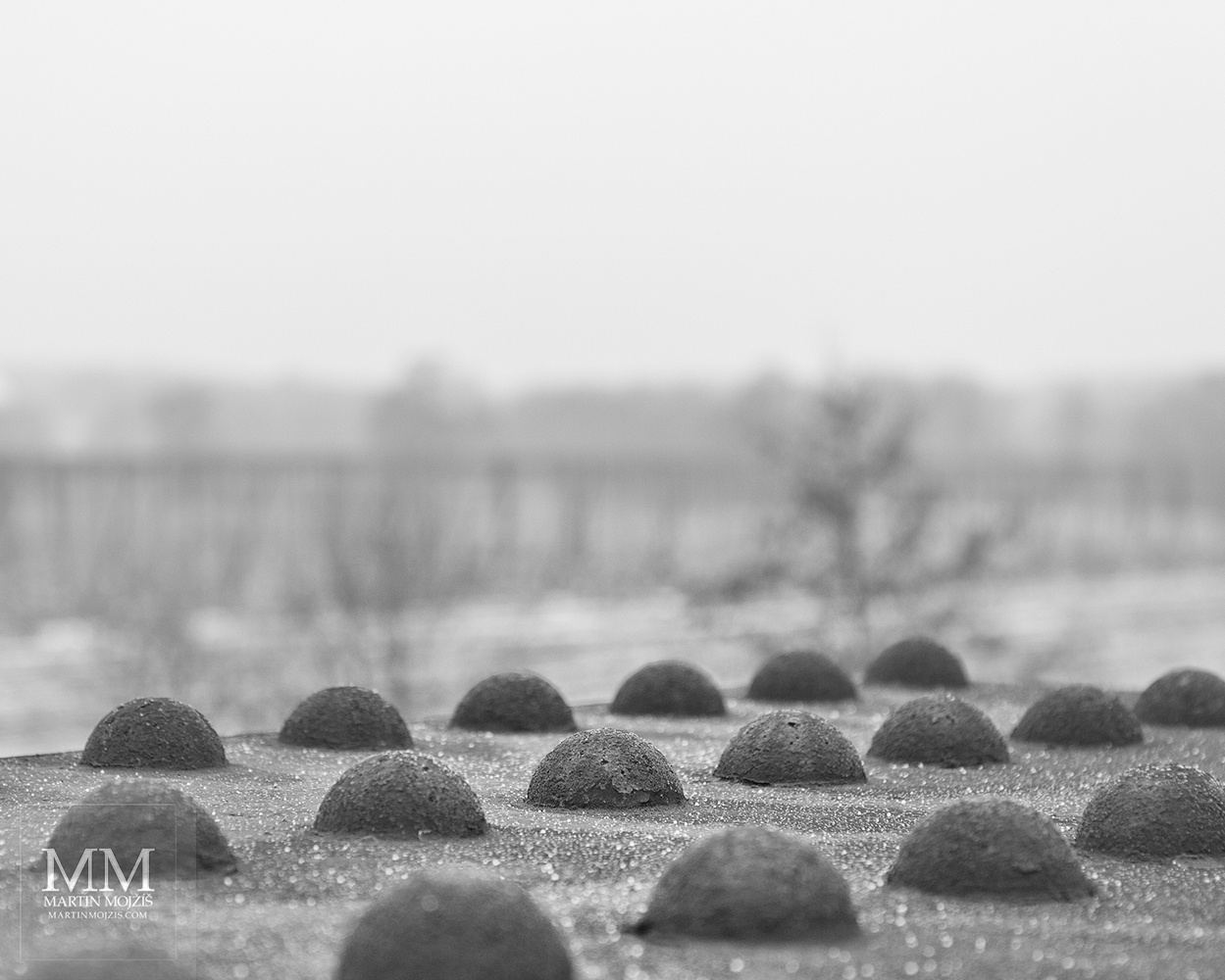 Nýty ocelového železničního mostu v pohledu zblízka. Umělecká černobílá fotografie Martina Mojžíše s názvem KRAJINY.