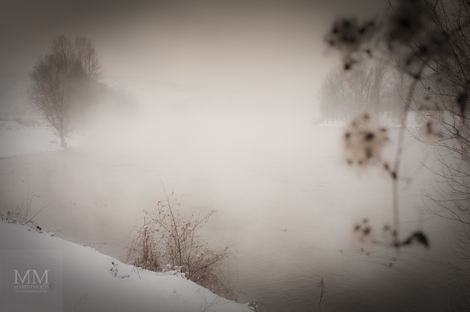Řeka v zimě, sníh, mlha.