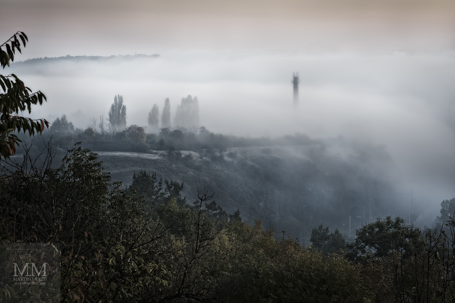 Mlha v údolí řeky.