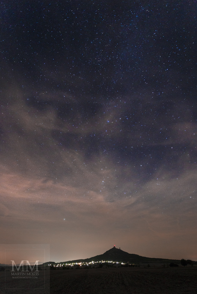 Umělecká fotografie noční krajiny s hvězdným nebem. Martin Mojžíš.