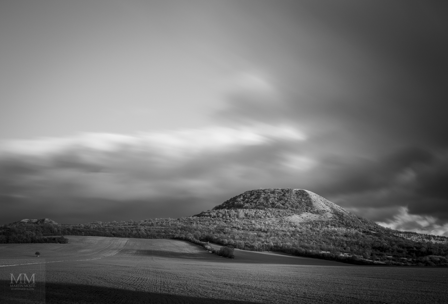 Velkoformátová černobílá fotografie krajiny. Martin Mojžíš.
