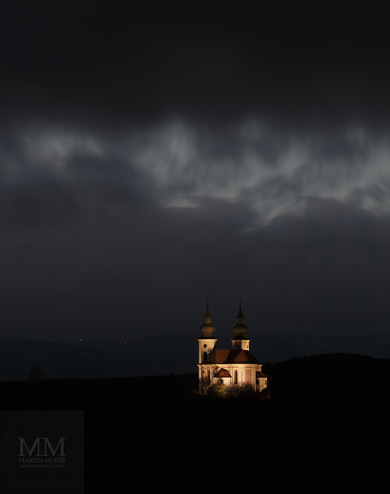 Velkoformátová umělecká fotografie krajiny s osvětleným kostelem. Martin Mojžíš.