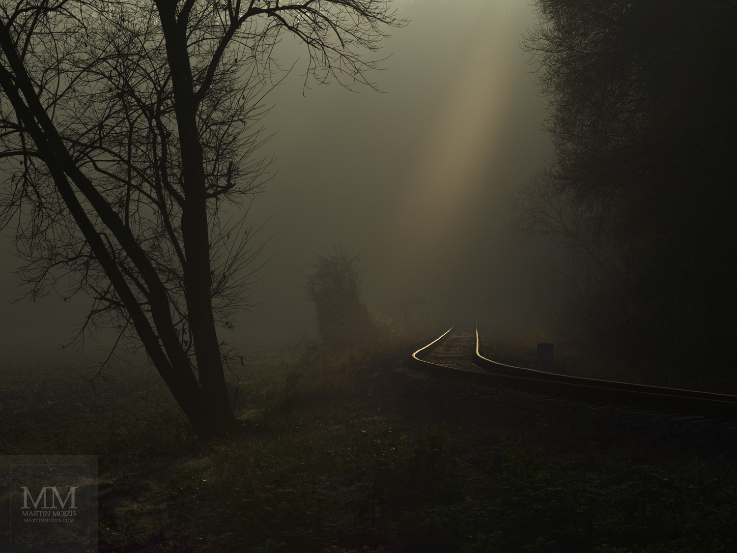 Velkoformátová umělecká fotografie krajiny s železniční tratí. Martin Mojžíš.