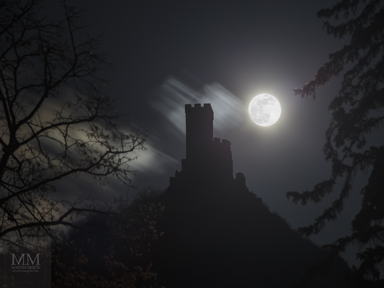 Velkoformátová umělecká fotografie zříceniny hradu a Měsíce v úplňku. Martin Mojžíš.