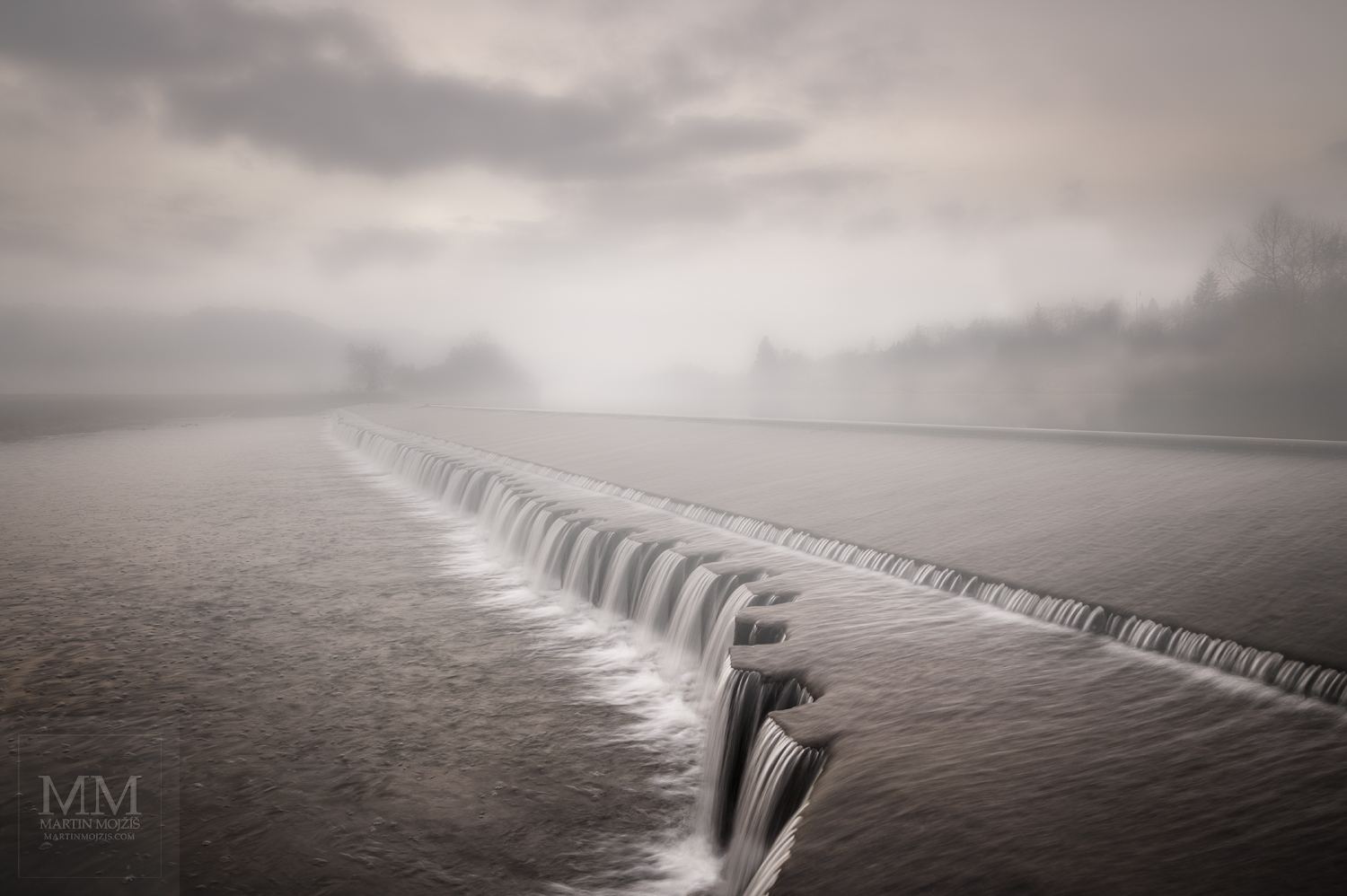 Velkoformátová umělecká fotografie mlhavé řeky.