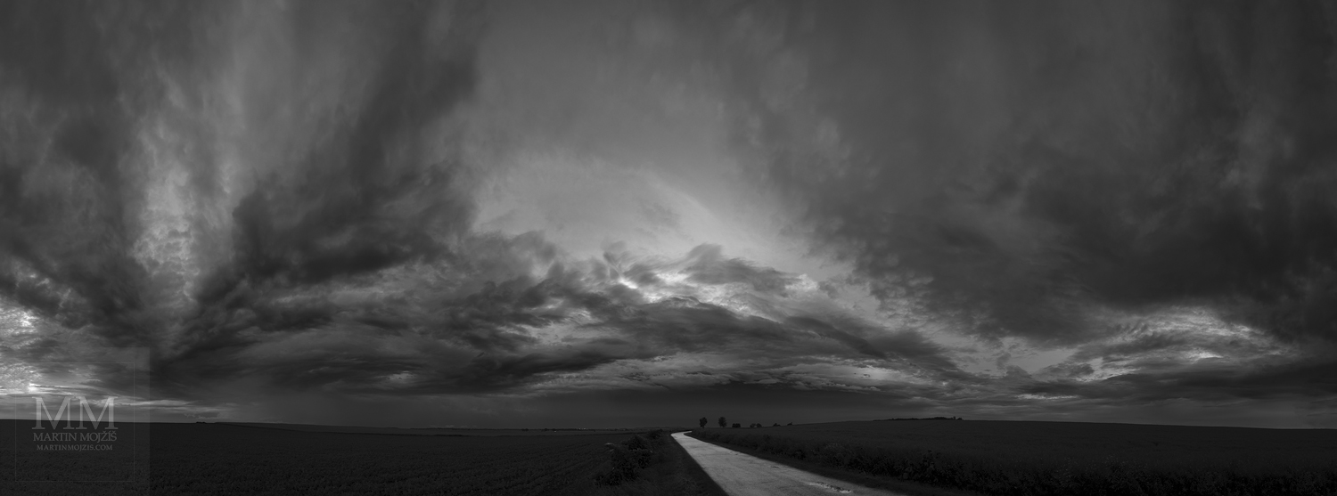 Velkoformátová černobílá umělecká fotografie krajiny s názvem Cesta časem bouří.