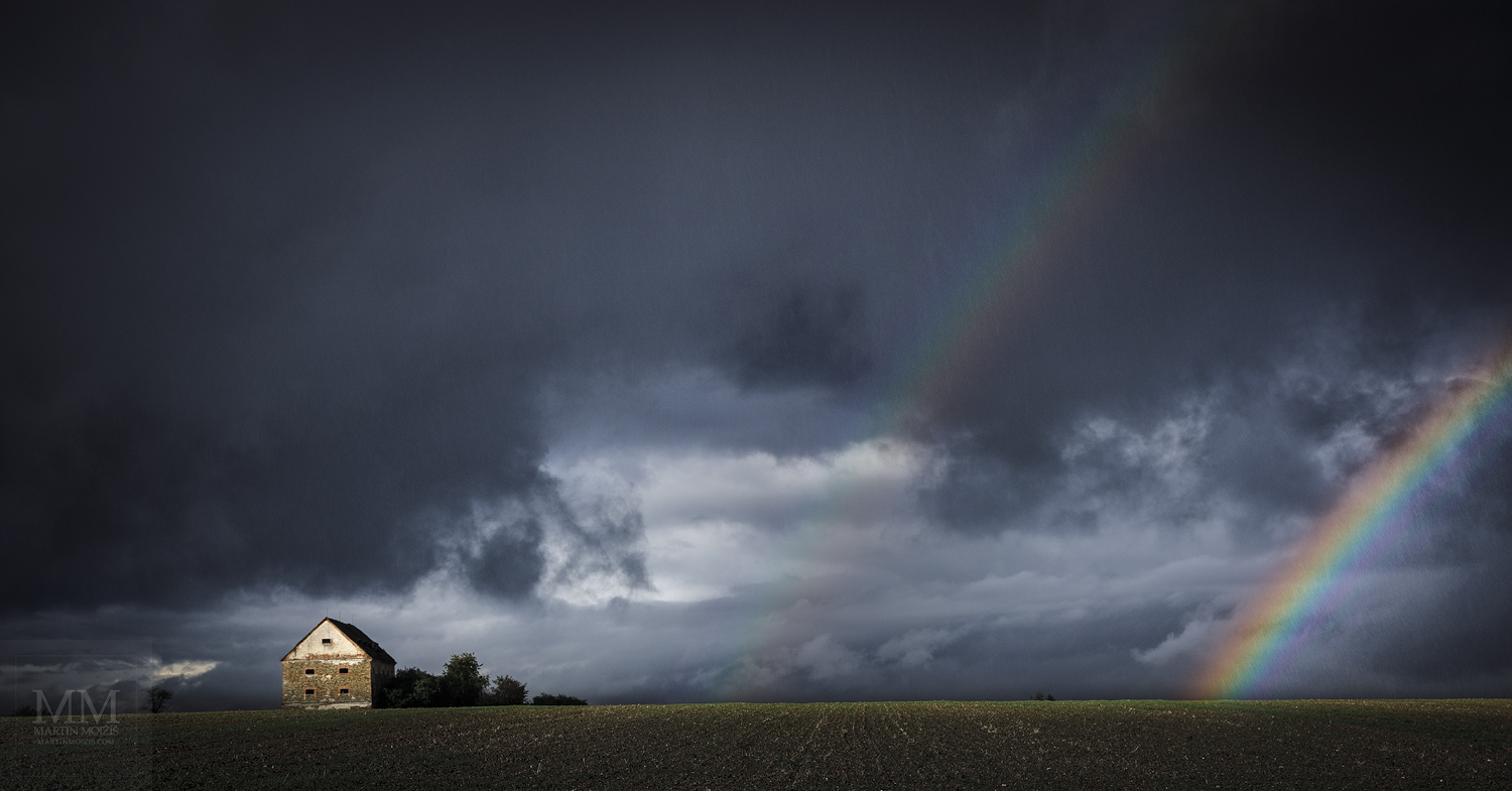 Velkoformátová umělecká fotografie krajiny s názvem Pršelo. Fotograf Martin Mojžíš.
