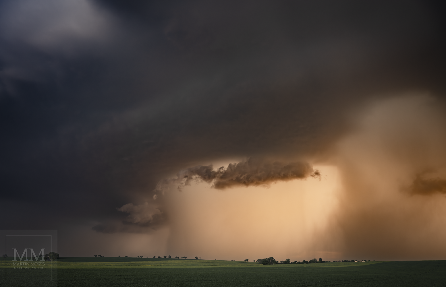 Supercela, supercelární bouře - bouřkový mrak a rotující proud vzduchu nad krajinou. Umělecká velkoformátová fotografie Supercela. Fotograf Martin Mojžíš.