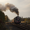 Velkoformátová umělecká fotografie parní lokomotivy v čele osobního vlaku. Martin Mojžíš.