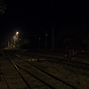 Velkoformátová umělecká fotografie železniční tratě v noci. Martin Mojžíš.