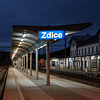 Druhé nástupiště nádraží Zdice v soumraku.