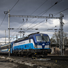Lokomotiva Siemens Vectron 193 296 v čele osobního vlaku.