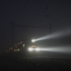 Osobní vlak v ranních mlhách.