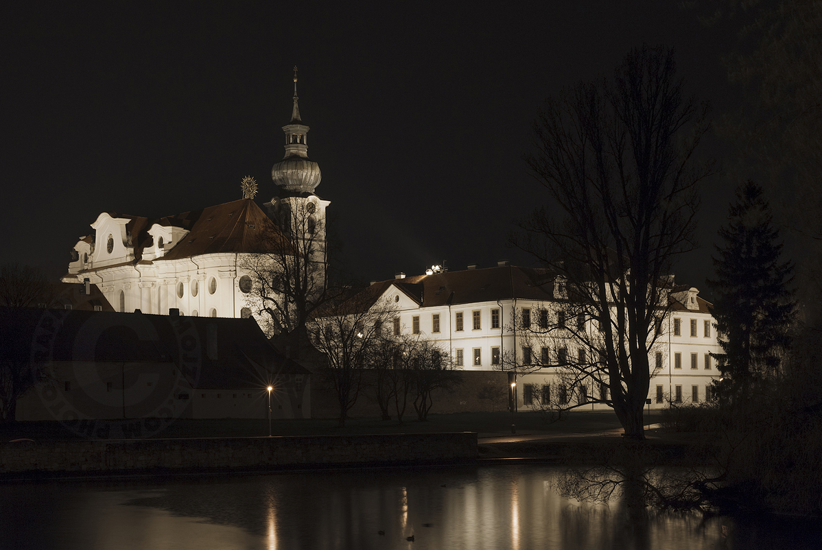 Osvětlený Břevnovský klášter v noci. Fotografie: © Martin Mojžíš. PROFESIONÁLNÍ FOTOGRAFOVÁNÍ EXTERIERŮ.